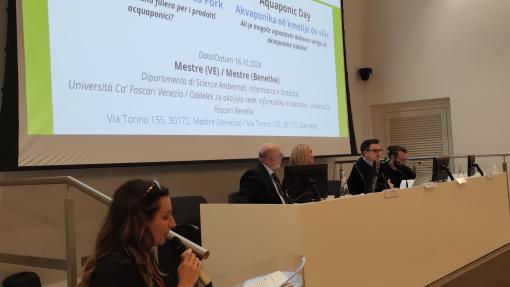 Relatori impegnati nella discussione durante il primo panel list