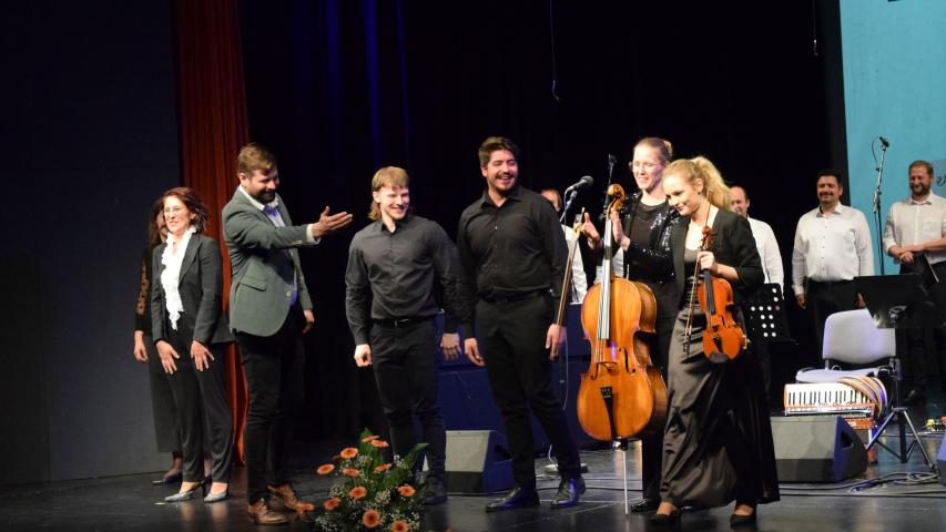 I musicisti si sono guadagnati un fragoroso applauso per la loro esibizione.