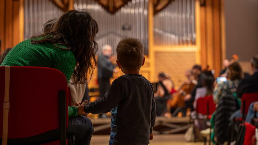 Un giovanissimo ascoltatore