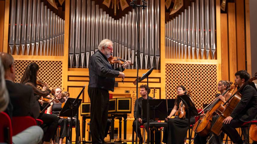 A condurre l'orchestra è il maestro Federico Guglielmo