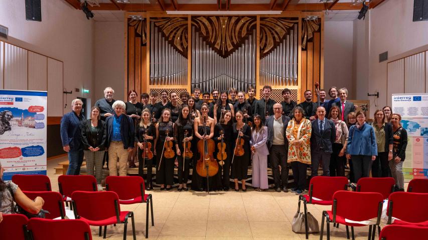 La Tartini Cross Border Youth Orchestra con i rappresentanti dei partner progettuali di TARTINI BIS e Laura Comelli