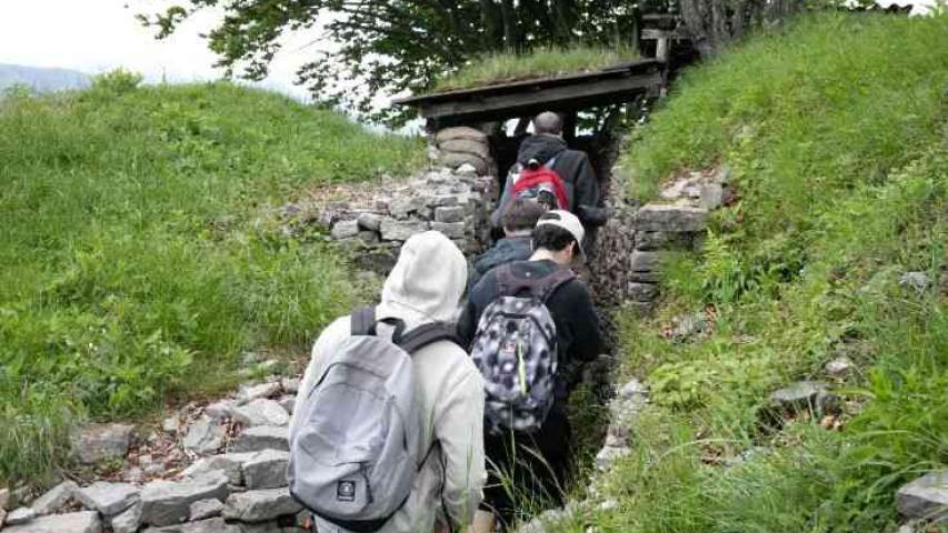 Students during the guided excursion organized by Pina Association