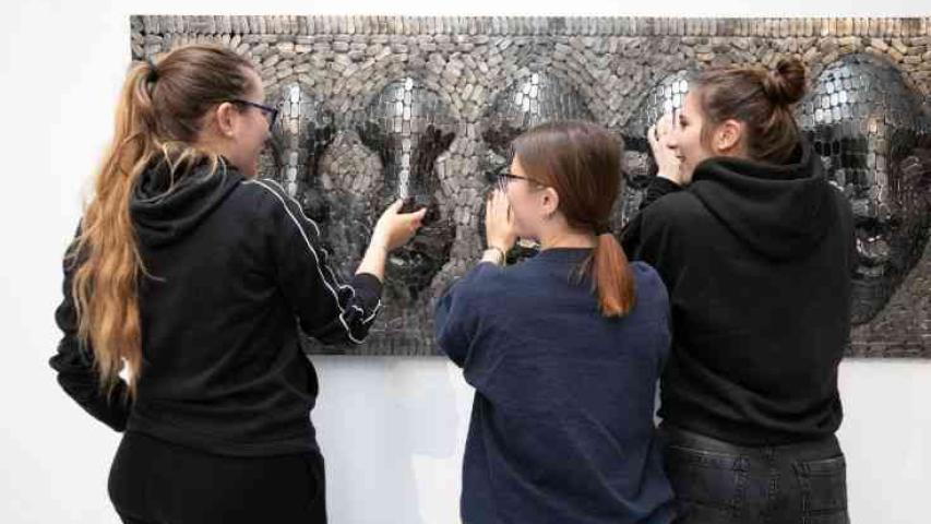 Students during the guided excursion organized by Pina Association