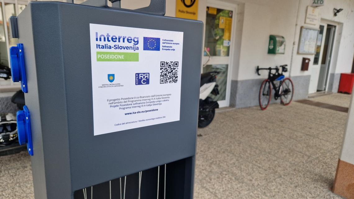 Polnilna postaja za električna kolesa_Stazione ricarica biciclette elettriche_Bike charging station_5