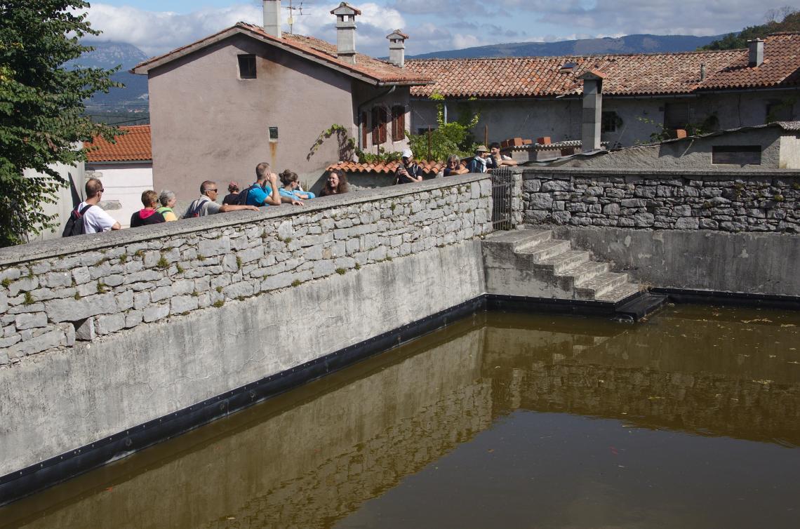 Udeleženci pohoda po vodni infrastrukturi