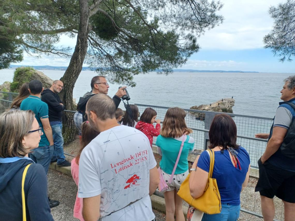 TRA TERRA E MARE, IN VOLO SU MIRAMARE / POLET NAD MIRAMAROM, ČEZ KOPNO IN MORJE